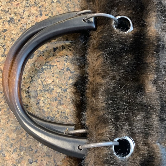 Distinctive faux-fur bag with chunky wood handles. Retro/vintage style. - Picture 7 of 8